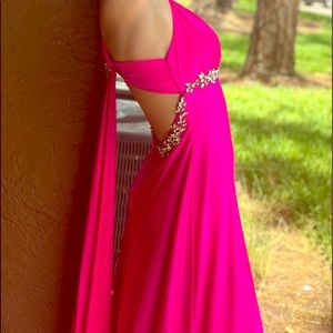 DROP DEAD GORGEOUS PROM DRESS. ONLY HAS BEEN 2x 😍